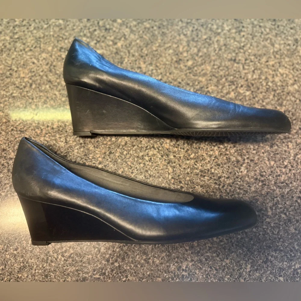 “STUART WEITZMAN” Black Wedge Pumps